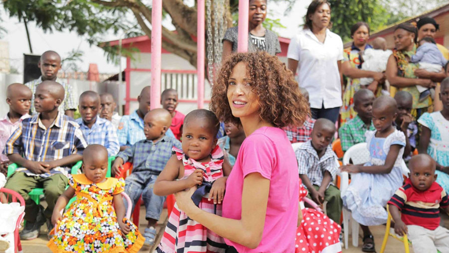 Quand Néomie Lenoir séduit le Cameroun