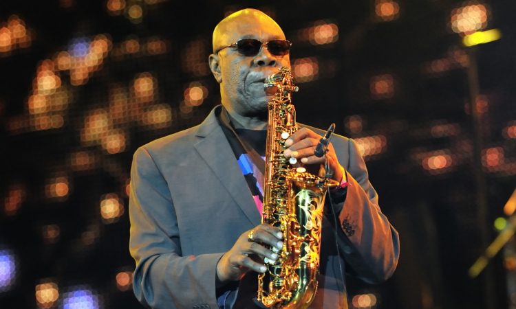 Hommage à Manu Dibango : une stèle inaugurée au Père-Lachaise (France)