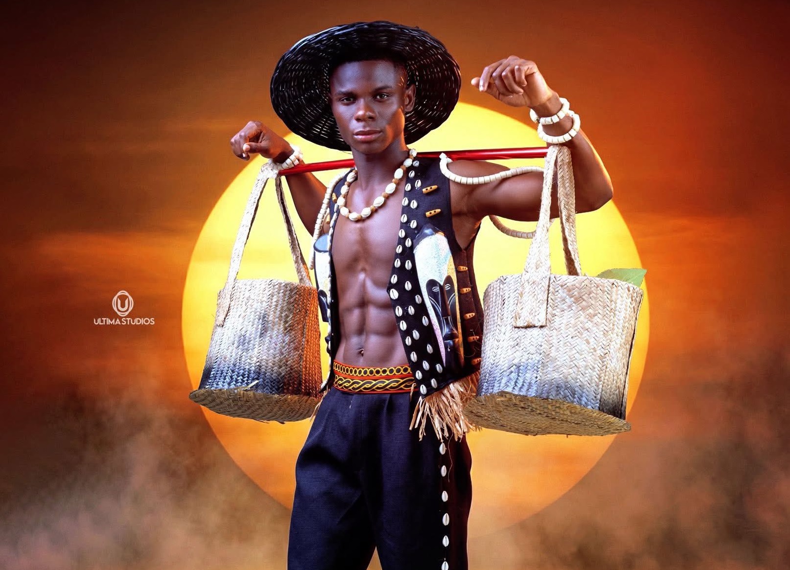 Minyem gwet dévoile son costume national à Mister Glam International