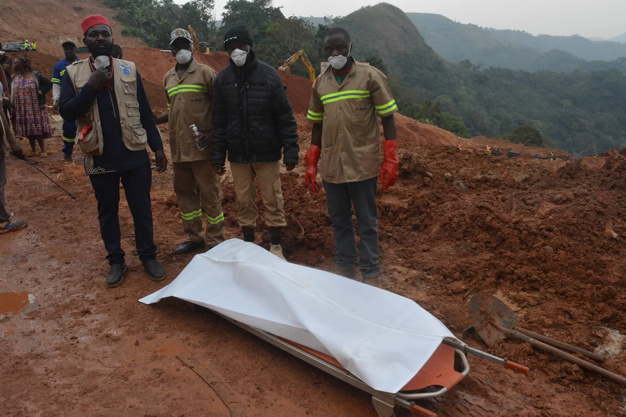 Société – Falaise de Dschang: un corps retiré de l’éboulement un an après