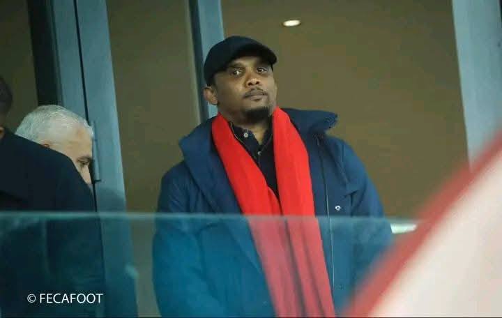 Cameroun: Une maison de couture confectionne la fameuse écharpe rouge d’Eto’o Fils