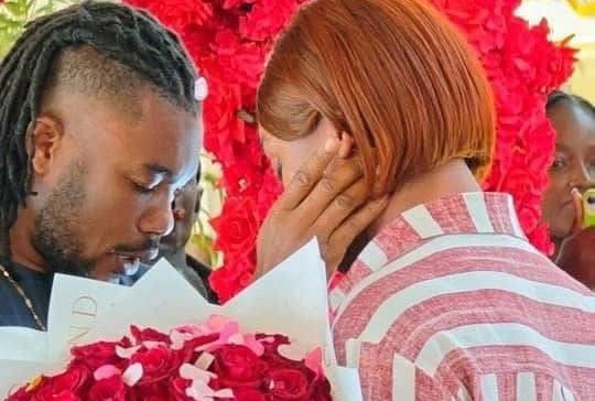 Côte d&rsquo;Ivoire: Serey Die fait sa demande en mariage à Josey à l&rsquo;aéroport