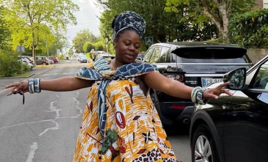 Diane Nama dédicace son mémoire de Master à Halima Gadji