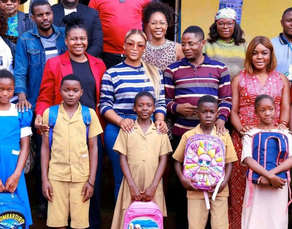 Muriel Blanche offre 200 kits scolaires aux enfants de son village Bandja