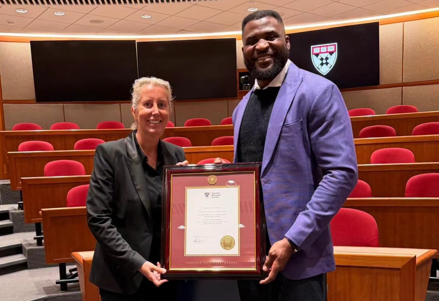 Francis Ngannou: le bilan de sa collaboration avec l&rsquo;université de Harvard